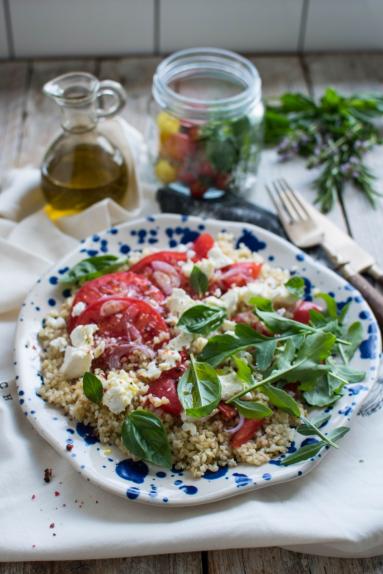 Sałatka z pomidorami i kaszą bulgur