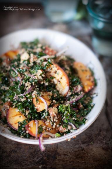 Sałatka z quinoa, jarmużem i grillowanymi brzoskwiniami 