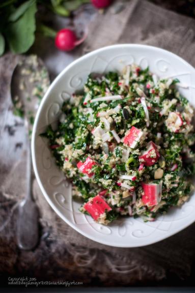 Sałatka z rzodkiewką, paluszkami krabowymi, quinoa i jarmużem 