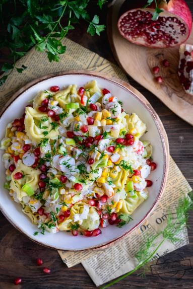 Sałatka z tortellini i surimi