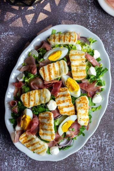 Sałatka ziemniaczana z halloumi i prosciutto