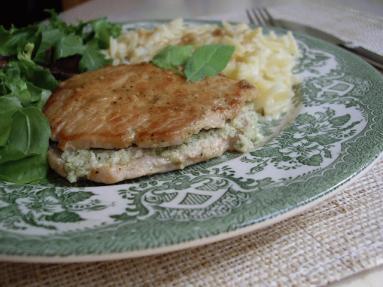 Schab w białym winie przekładany pesto szałwiowym