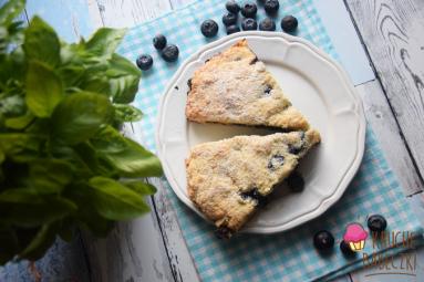 Scones z borówką amerykańską, białą czekoladą i płatkami migdałów