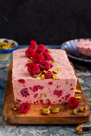 Semifreddo z malinami i pistacjami