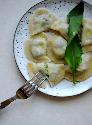 Sezon na czosnek niedźwiedzi: Pierogi z czosnkiem niedźwiedzim i żurawiną