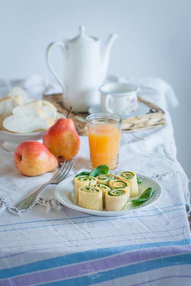 Ślimaczki z omletów z żółtym serem i szpinakiem