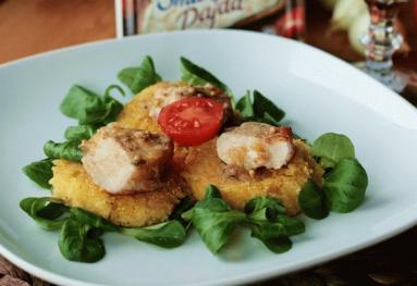 Smażona parmezanowa polenta z polędwiczkami w winnym sosie