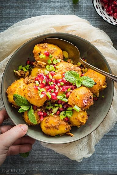 Smażone ziemniaki w jogurcie z pastą harissa