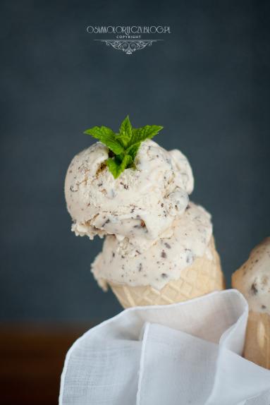 Śmietankowe lody stracciatella.