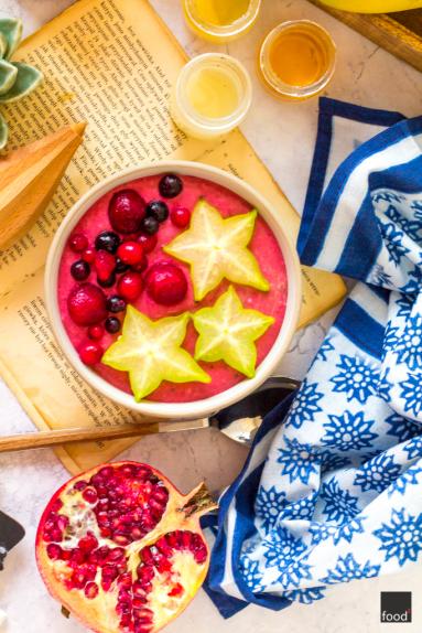 Smoothie bowl z guaraną, granatem i karambolą