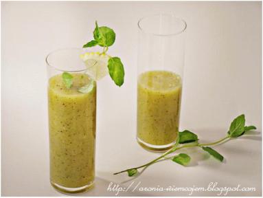 Smoothie melonowy z kiwi, limonką i miętą