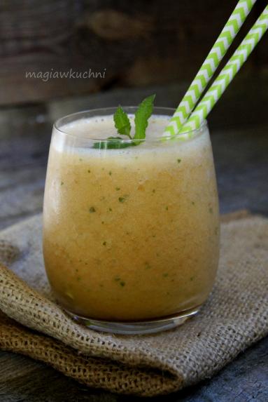 Smoothie z ananasa mango i melisy