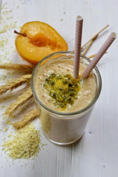 Smoothie z żółtych śliwek, marakuji i płatków owsianych