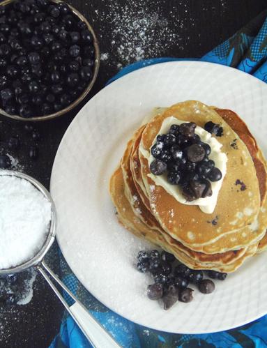 Śniadanie do łóżka #107: Pancakes z jagodami i czekoladą