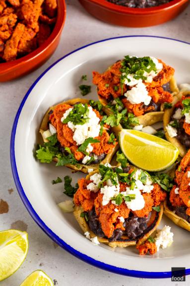 Sopes de cochinita pibil con frijoles