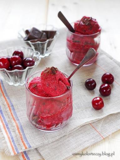 Sorbet wiśniowy z czekoladą i amaretto.