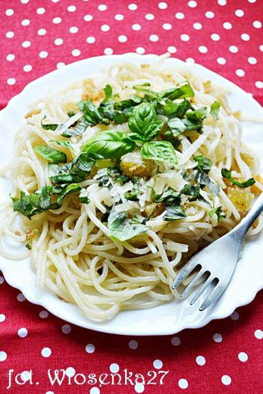 Spaghetti con la mollica ed il basilio