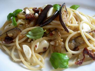 Spaghetti z bakłażanem, suszonymi pomidorami  i mozzarellą