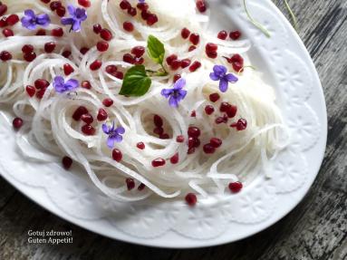 Spaghetti z białej rzodkwi z fiołkami i pestkami granatu