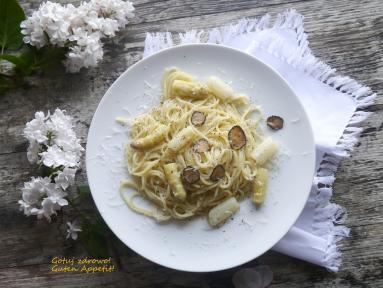 Spaghetti z białymi szparagami i truflami