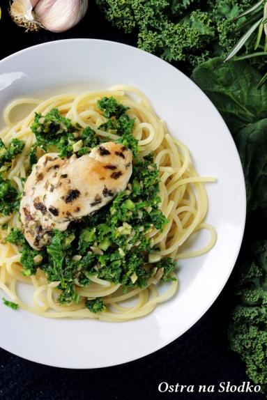 Spaghetti z jarmużowym pesto i grillowanym kurczakiem