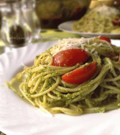 Spaghetti z pesto z liści rzodkiewki