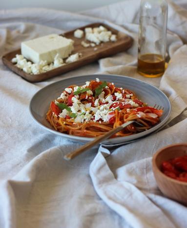 Spaghetti z pesto z pieczonej papryki, z karmelizowaną kukurydzą i fetą