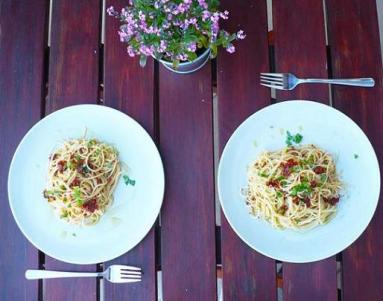 Spaghetti z pesto z suszonych pomidorów w 12 minut