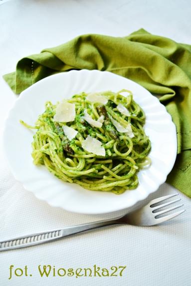 Spaghetti z pesto ze szparagów i rukoli