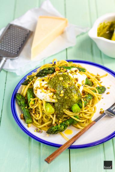 Spaghetti z pistacjowym pesto, szparagami i burratą