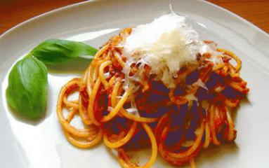 SPAGHETTI Z POMIDORAMI, ŚWIEŻĄ BAZYLIĄ,OLIWKAMI I KAPARAMI