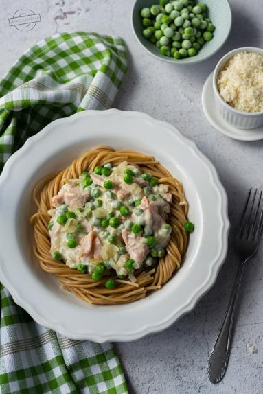 Spaghetti z zielonym groszkiem i wędzonym łososiem