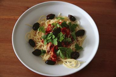 Spaghettini z tuńczykiem i ostrym sosem pomidorowym