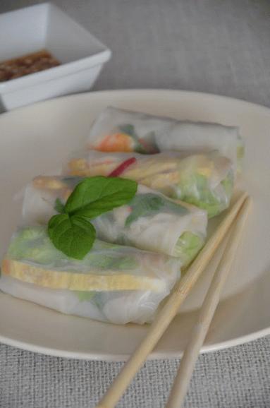 Spring rolls z ananasem, krewetkami i miętą