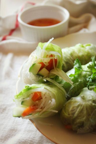 Spring rolls z kurczakiem i chrupiącymi warzywami na ostro