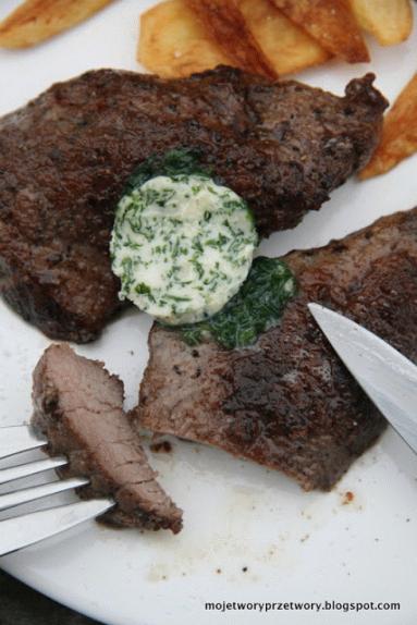 Steak wołowy z masłem czosnkowym