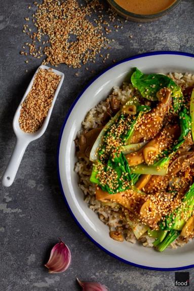 Stir-fry z kapustą pak choi, boczniakami i sosem hoisin