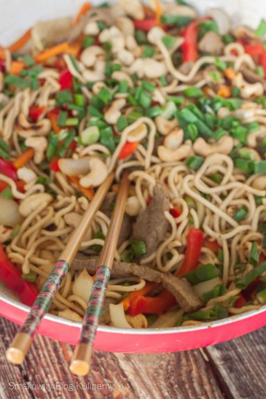 Stir fry z wołowiną i prażonymi orzechami nerkowca