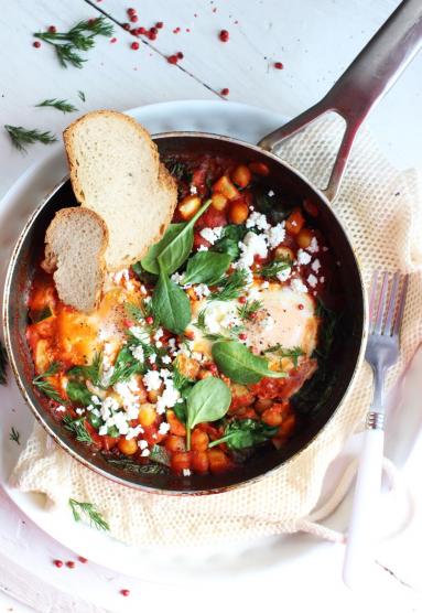 Szakszuka (SHAKSHOUKA) ze szpinakiem i ciecierzycą