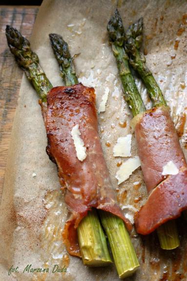 Szparagi zapiekane z szynką parmeńską