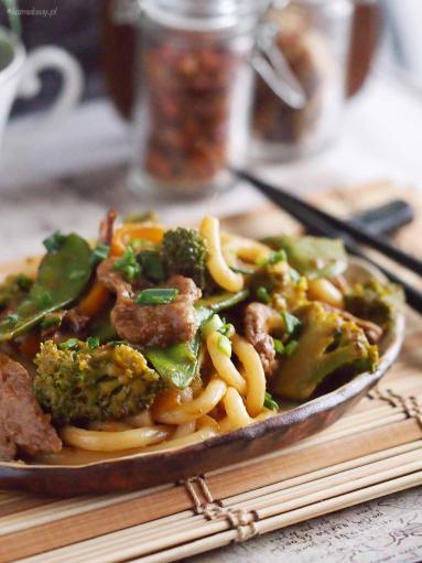 Szybki stir fry z makaronem udon, wołowiną i warzywami 