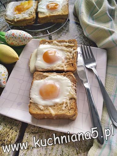 SZYBKIE TOSTY Z JAJKIEM (QUICK EGG TOASTS)