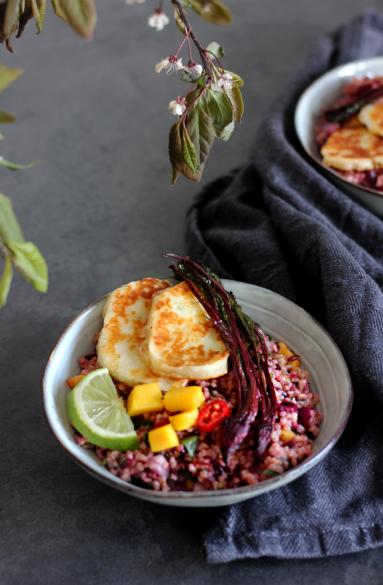 Tabbouleh z botwiną, mango i halloumi