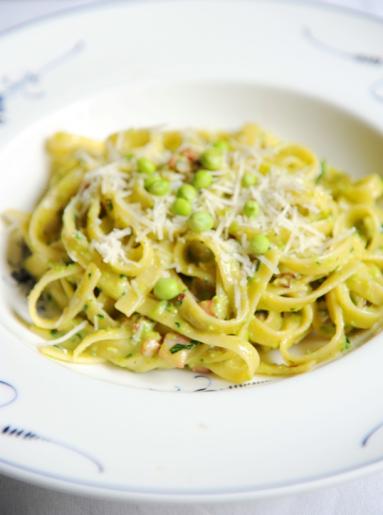 Tagliatelle alla carbonara z pesto z młodego groszku