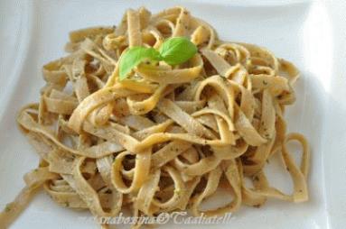 Tagliatelle pełnoziarniste z pesto alla genovese