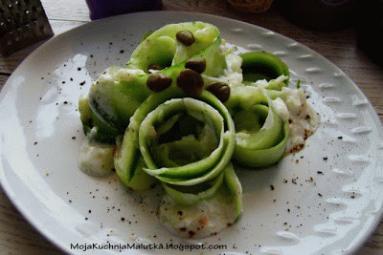 Tagliatelle z ogórka z sosem tzatziki i kaparami