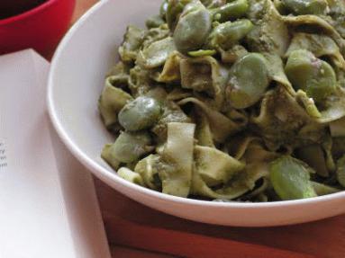 Tagliatelle z pesto i bobem