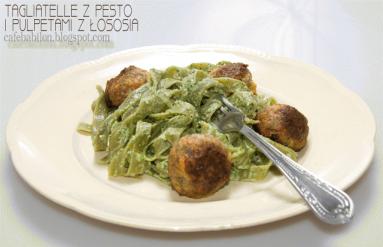 Tagliatelle z pesto i pulpetami z łososia 