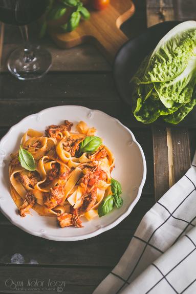 Tagliatelle z pomidorowym ragout z wieprzowiną