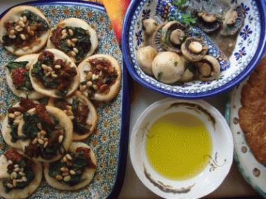 Tapas - coca, tortilla i pieczarki z czosnkiem